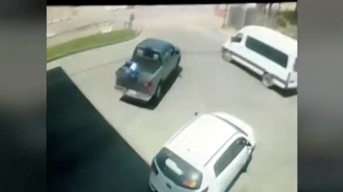 Sujeto terminó detenido: Bombero se subió a camioneta para evitar que le hicieran 