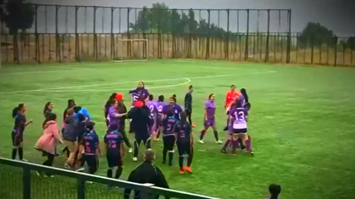 Equipos fueron suspendidos: Partido de fútbol femenino amateur terminó en fuerte pelea a golpes en Chiguayante