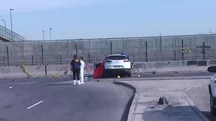 Auto fue atacado con armas de fuego: Cuatro personas murieron al chocar con barrera de contención en La Granja