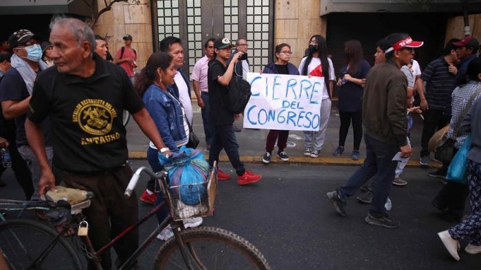 Autoridades peruanas cierran aeropuerto por protestas con incendios, rehenes y lesionados contra Dina Boluarte
