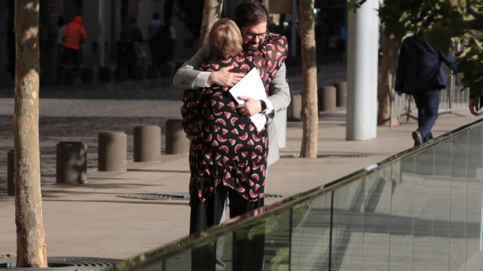 Con abrazo en plena calle: La cariñosa bienvenida del pdte. Boric a Michelle Bachelet en La Moneda
