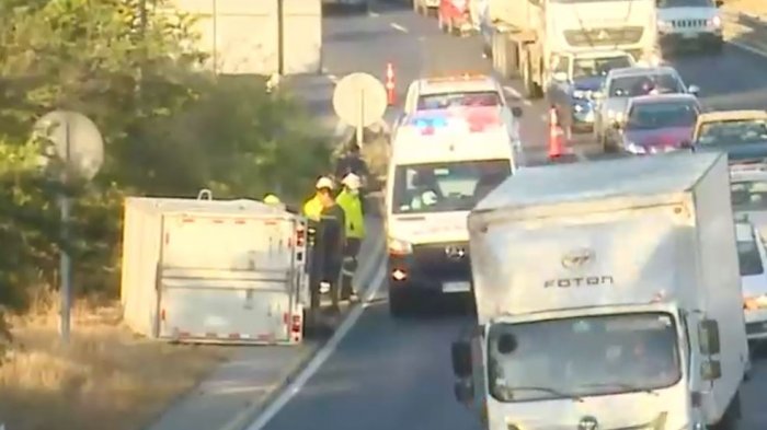 Furgón volcado en Autopista del Sol provoca gran congestión vehicular: Hay restricción de pistas