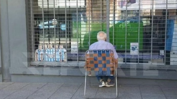 Abuelo se hizo viral por ver los partidos de Argentina fuera de tienda: En su casa no podía acceder al cable