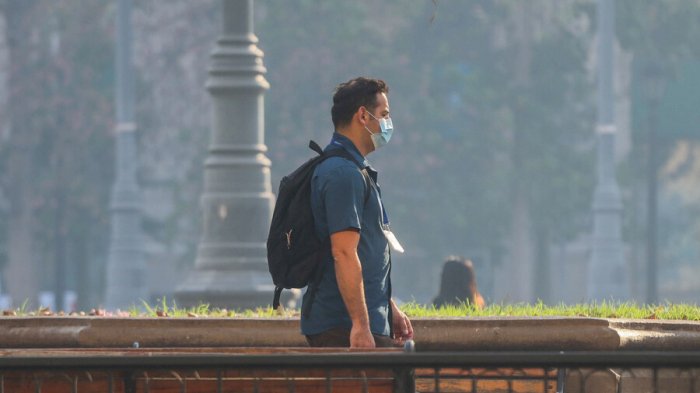 Evalúan suspender clases: Decretan alerta sanitaria en la Región Metropolitana por alta presencia de humo
