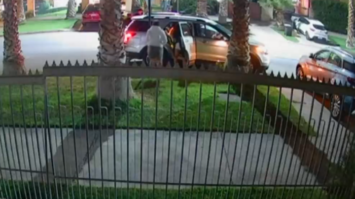 En menos de 5 minutos: Sujetos ingresaron a la fuerza a una casa y luego robaron el vehículo en Quilicura