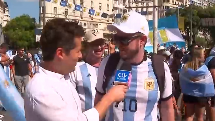 Hasta con la 10 de Messi puesta: Hincha brasileño llegó al Obelisco para apoyar a Argentina