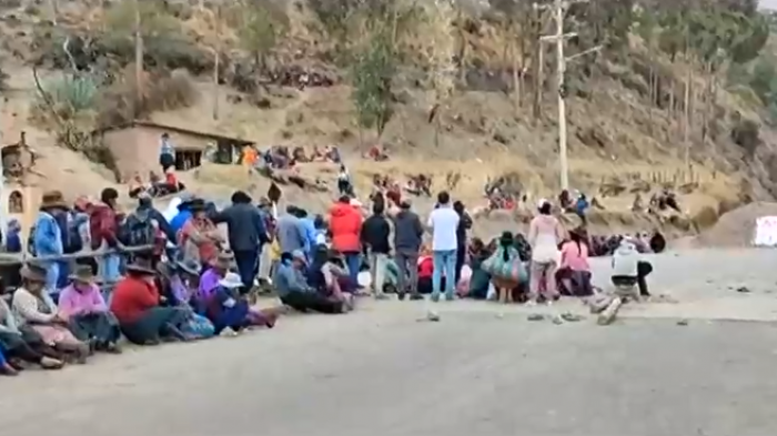 Por el cierre de aeropuertos: Cientos de chilenos siguen varados en Perú debido a la crisis política del país