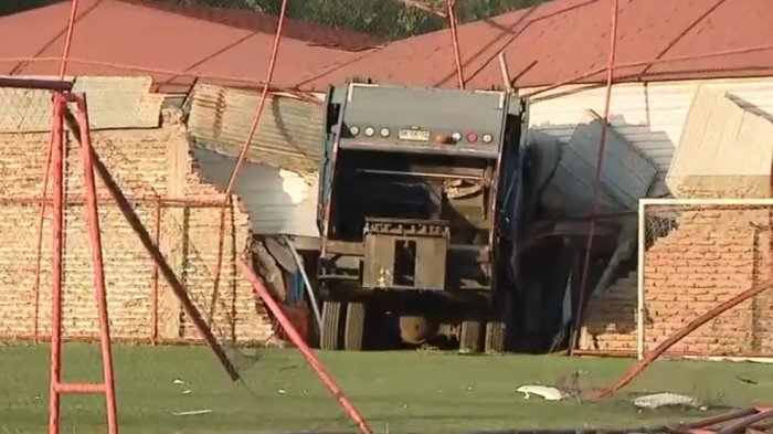 Camión de basura terminó incrustado en motel de La Pintana: Investigan si el chofer se quedó dormido