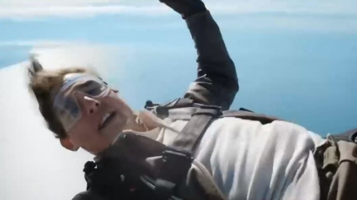 Tom Cruise manda un especial saludo navideño mientras se lanzaba de un avión