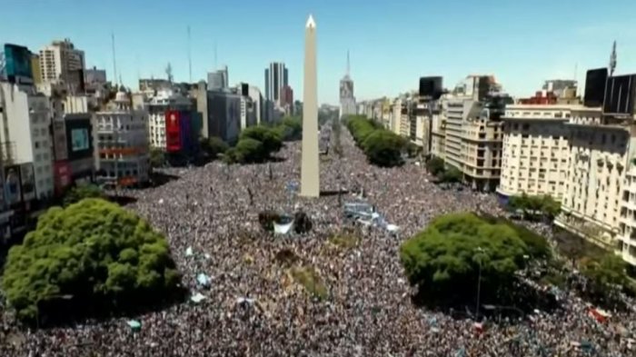 Locura en Argentina: Miles de hinchas festejaron la llegada del bus de la selección en Buenos Aires