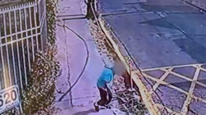 Adulta mayor cayó mientras iba por vereda en pésimo estado: Vecinos denuncian mal uso de autos y camiones