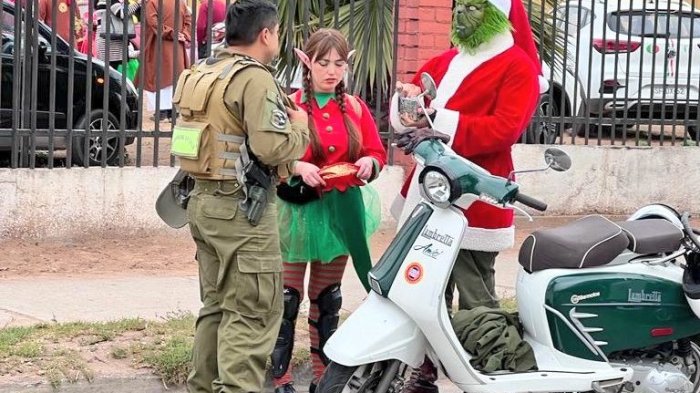 ¡También odia la seguridad! Multaron al “Grinch” por conducir scooter sin casco en Coquimbo