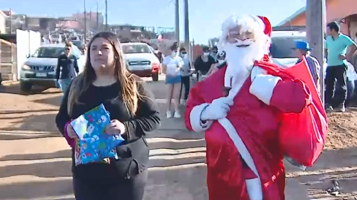 Héroe anónimo: Hombre disfrazado de Viejito Pascuero dio regalos a niños afectados por incendio en Viña del Mar