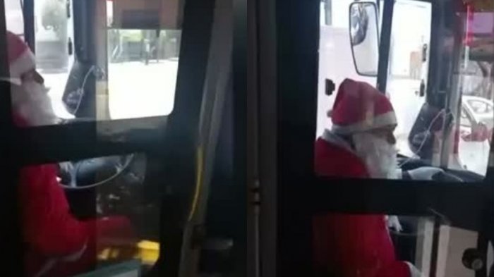 Chofer del Transantiago se disfrazó de Viejito Pascuero y sorprendió a pasajeros: Regaló dulces a los niños