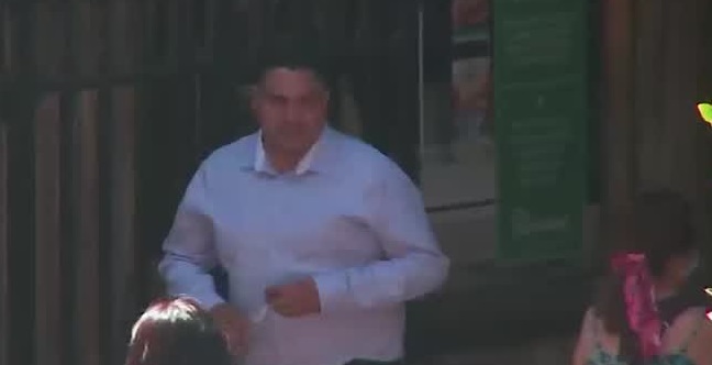 El estafador de los dólares: Sujeto continúa engañando a personas en Santiago, pese a prohibición de Tribunal