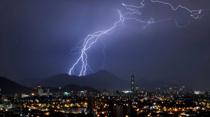 Posibles tormentas eléctricas: Declaran alerta temprana preventiva para 10 comunas de la Región Metropolitana