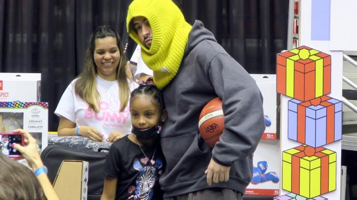 Un buen conejo: Bad Bunny repartió 25 mil regalos a niños de escasos recursos en Puerto Rico