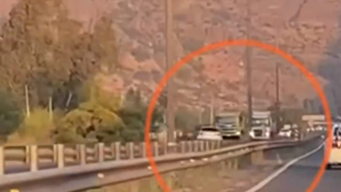 En descontrol y contra el tránsito: Captan irresponsable maniobra de conductor en plena Ruta 5 Norte