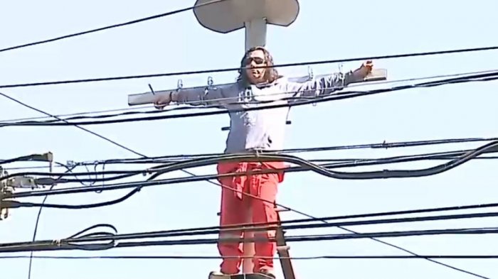 Hombre se encadenó a una cruz por disputa de terreno familiar: Ya lo había hecho hace un año en Quinta Normal