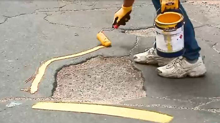 Para evitar accidentes: Automovilistas pintan hoyos de las calles en sectores turísticos de Viña del Mar