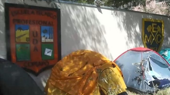 Se instalaron antes de Navidad: Familias acampan afuera de colegios para conseguir matrículas