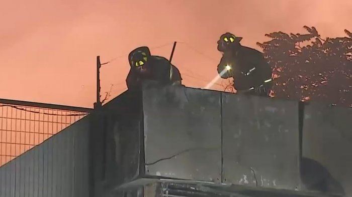 Peligroso incendio afectó a bodega cercana a bencinera en Santiago Centro: Funcionaba de forma clandestina