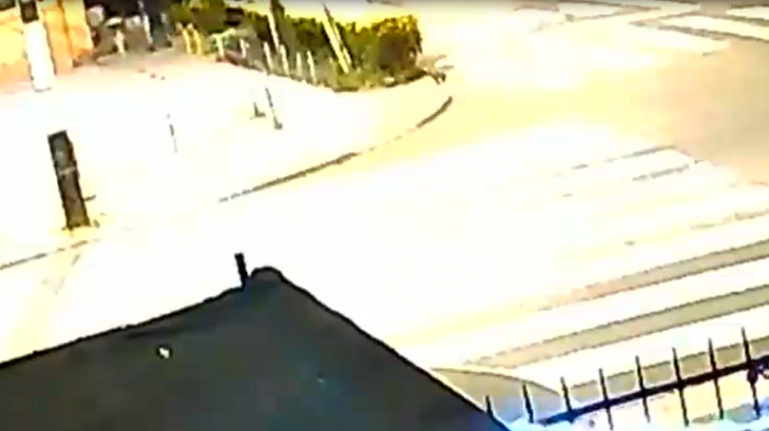 Estaba comprando comida: Revelan video de violento portonazo sufrido por volante de Colo Colo en Macul