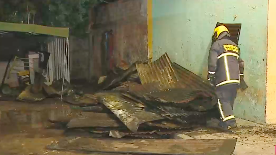 Más de 100 bomberos asistieron al lugar: Incendio afectó a tres viviendas en cité de Santiago centro