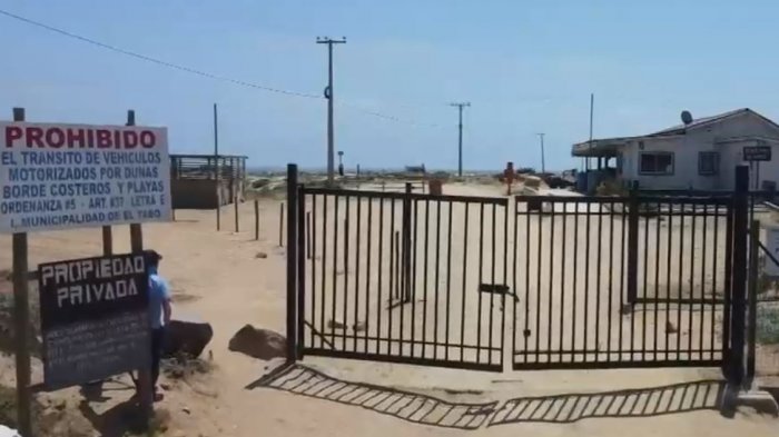 Denuncian que portón impide acceso a playa de Las Cruces: Solo se permite ingreso a pie