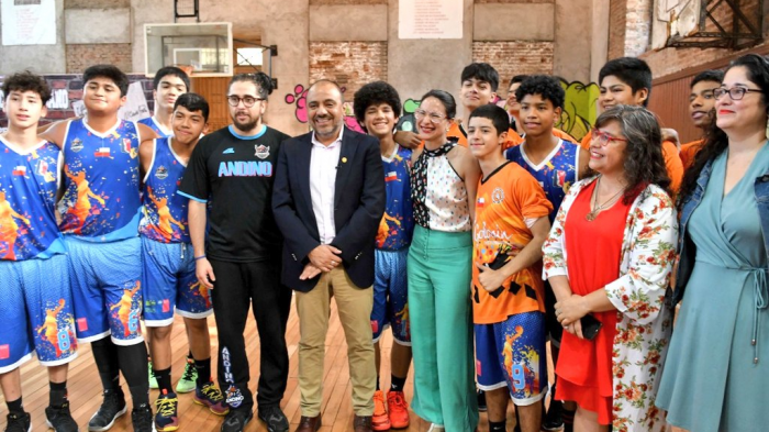 Anuncian inversión de $2.500 millones para reparar infraestructura de liceos emblemáticos de Santiago