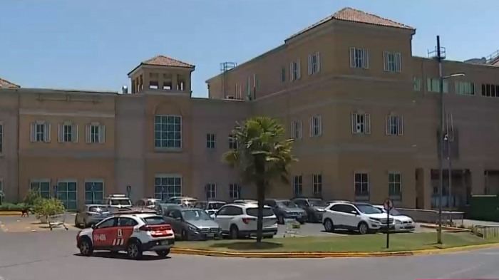 Vestidos con overoles blancos y premunidos de armas: Sujetos realizan violento asalto en mall Portal La Dehesa