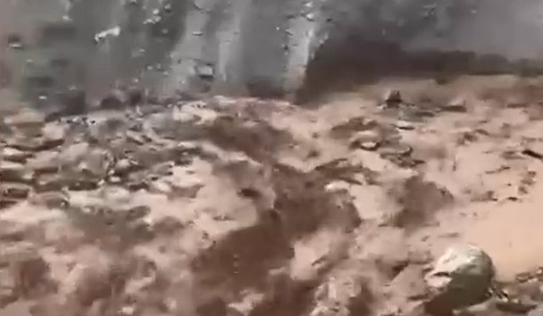 Puente quedó inoperativo: Crecida de río deja a 52 personas aisladas en poblado Baños Morales