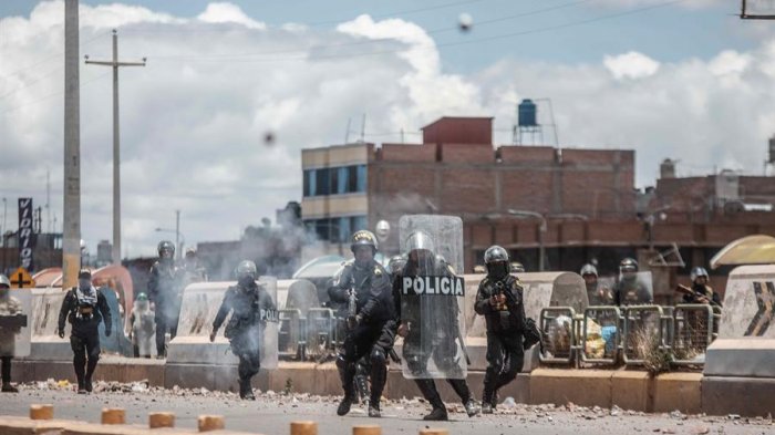 Policía peruano murió calcinado tras violento ataque de turba: Gobierno ordenó toque de queda