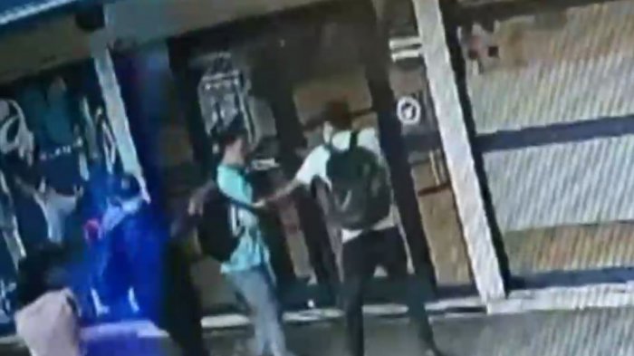 Cámaras de seguridad lo grabó: Así fue el violento asalto a extranjero a la salida de banco en Patronato