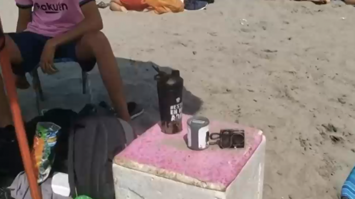 Debate por su uso en público: ¿Debería prohibirse el uso de parlantes en las playas del país?