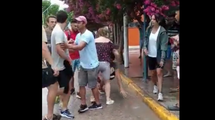 Patadas en plena calle: Ex jugador de Boca participó en escandalosa pelea con vendedor ambulante