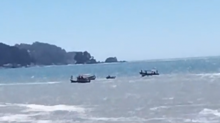 Emergencia en el Biobío: Un adulto y dos menores de edad desaparecen en playa no apta para el baño