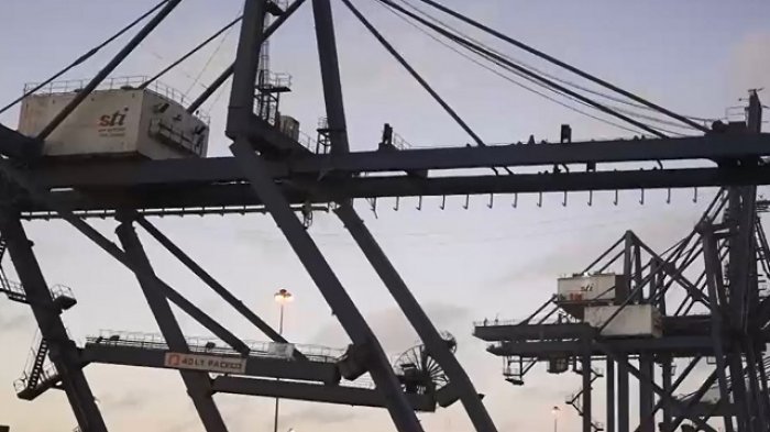 Operación duró más de 10 horas: Así fue el impresionante desplome de grúas en Puerto de San Antonio