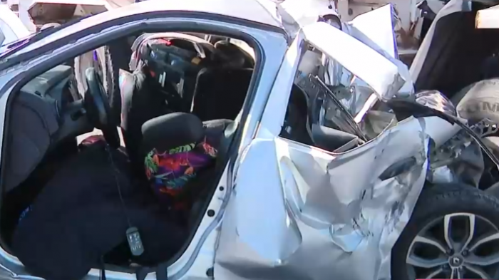 Auto quedó irreconocible tras confuso accidente: Cinco personas están graves tras choque con camión y bus