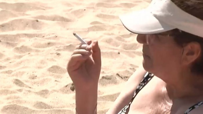 Multas bordean los $250 mil: Preocupa baja fiscalización por fumar en las playas