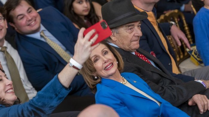 Revelan que Nancy Pelosi realiza exorcismos en su casa tras ataque a su esposo con un martillo