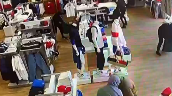 Estaban armados y encapuchados: Banda de delincuentes realizó violento asalto a tienda de mall en Quilicura