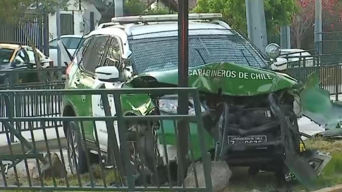 Patrulla de Carabineros terminó destruida al incrustarse en reja perimetral en Puente Alto
