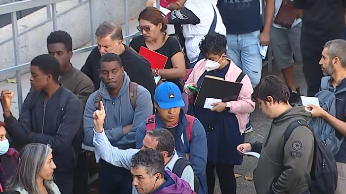 Más de 5 horas esperando: Usuarios reclaman por extensas filas en oficinas del Registro Civil