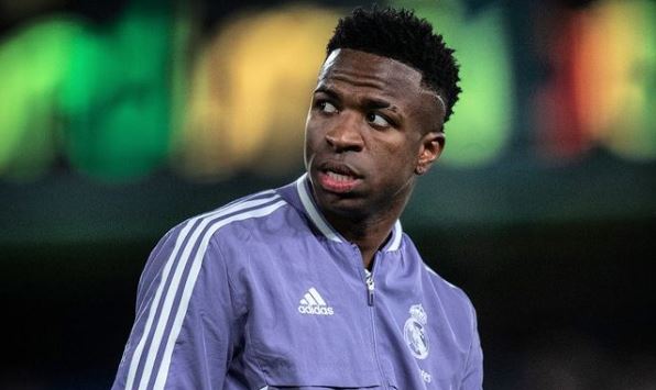 Indignación en España: Hinchas del Atlético Madrid colgaron de puente muñeco vestido de Vinicius Jr