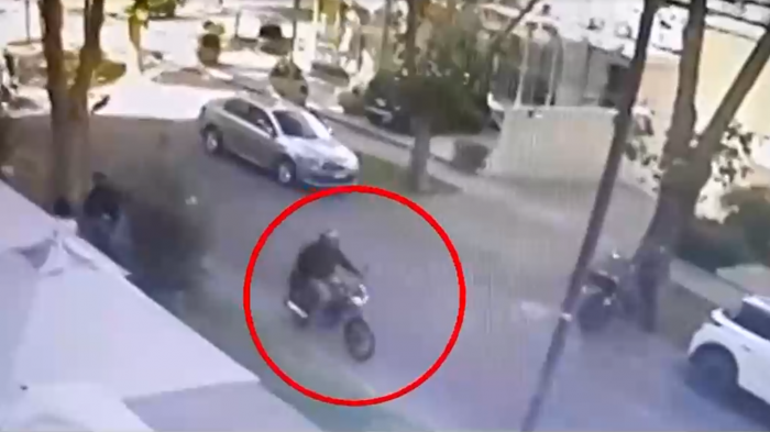 Motochorros a balazos: Cámaras registraron violento asaltos a extranjeros con su hija en Las Condes