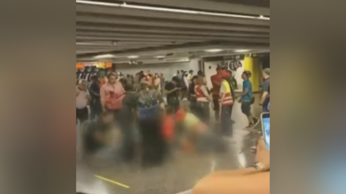 Dos jóvenes resultaron apuñaladas en plena boletería de estación Tobalaba: Servicio fue evacuado