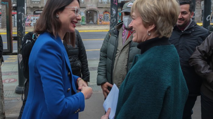 Evelyn Matthei desmiente haber borrado a Irací Hassler de foto en Twitter: 