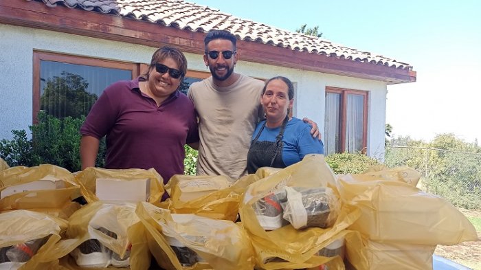 El noble gesto de Mauricio Isla: Regaló zapatillas a trabajadores de San Carlos de Apoquindo