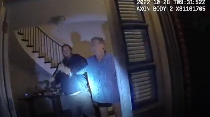 Con martillo en mano y una brutal golpiza: Revelan video del ataque a esposo de Nancy Pelosi en su casa